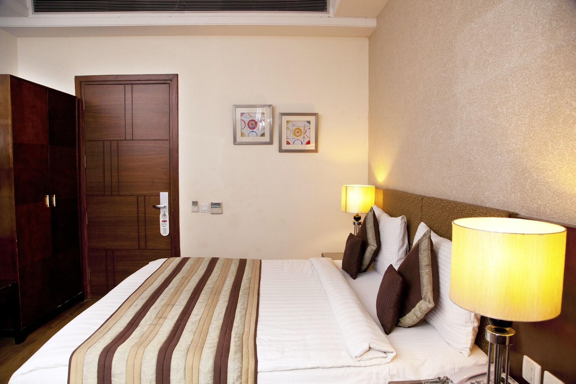 Alpina Hotels & Suites Нью-Дели Экстерьер фото