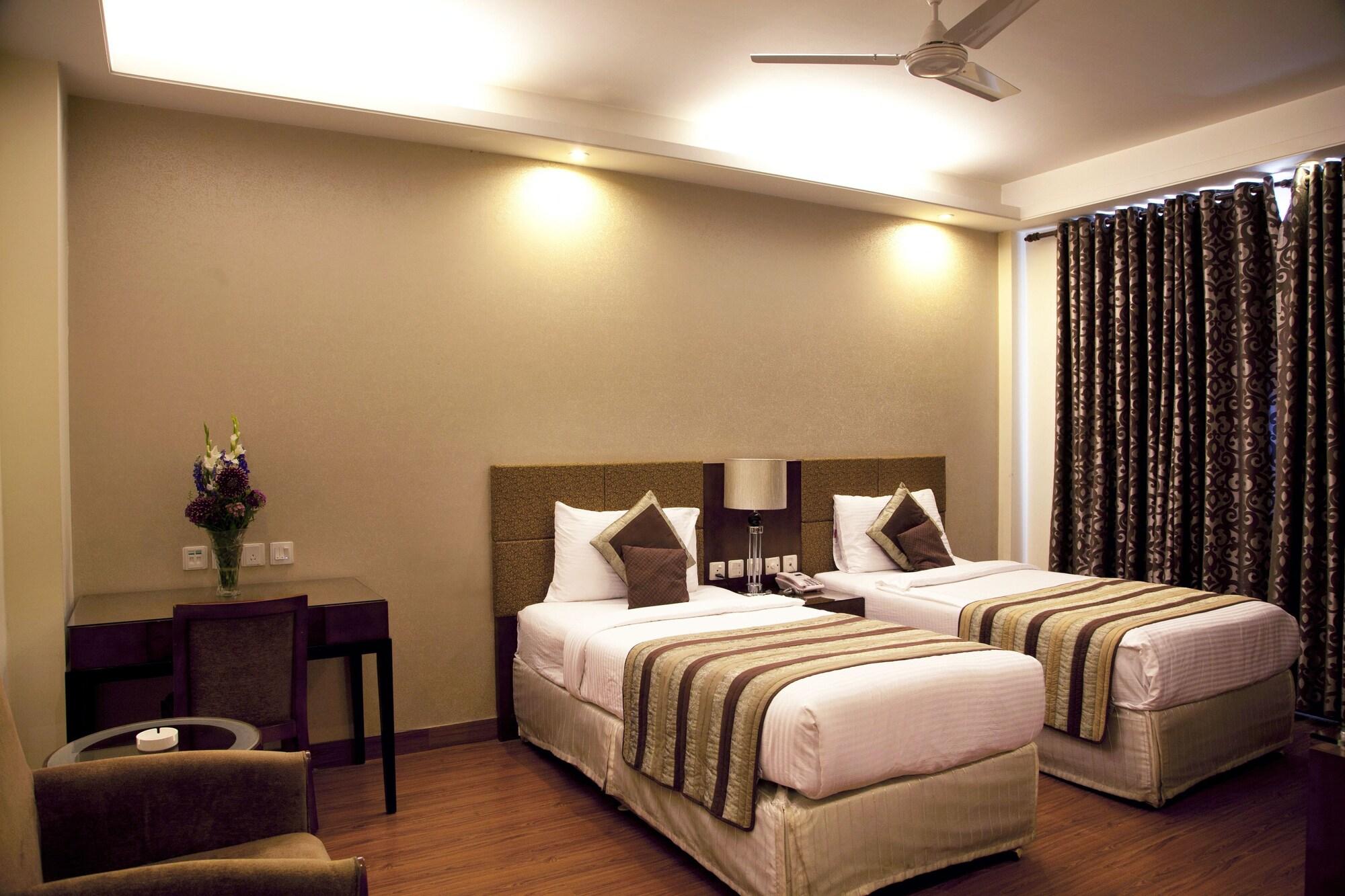 Alpina Hotels & Suites Нью-Дели Экстерьер фото