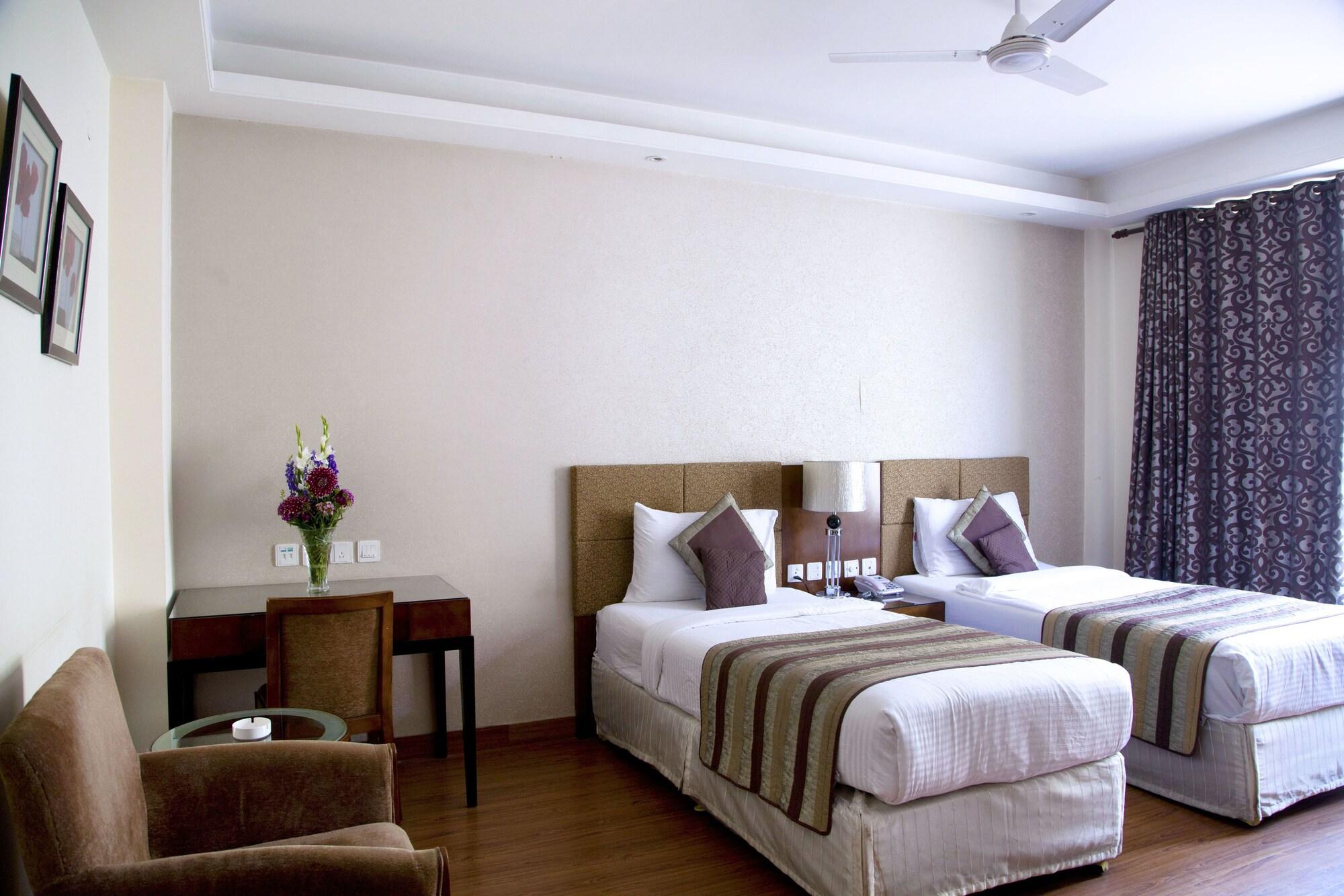 Alpina Hotels & Suites Нью-Дели Экстерьер фото