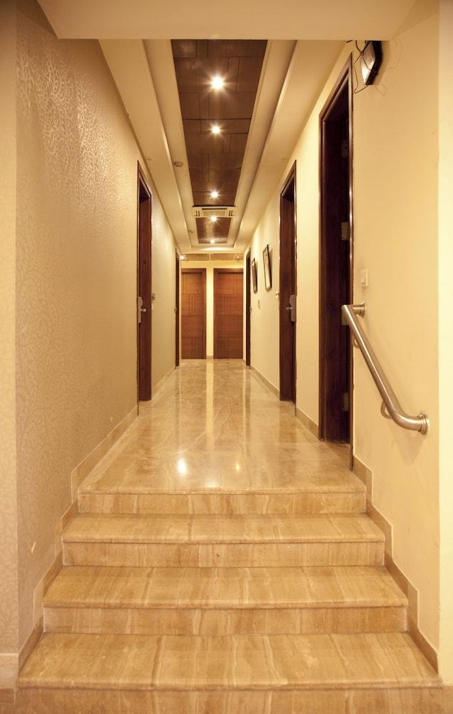 Alpina Hotels & Suites Нью-Дели Экстерьер фото