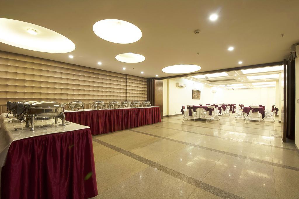 Alpina Hotels & Suites Нью-Дели Экстерьер фото