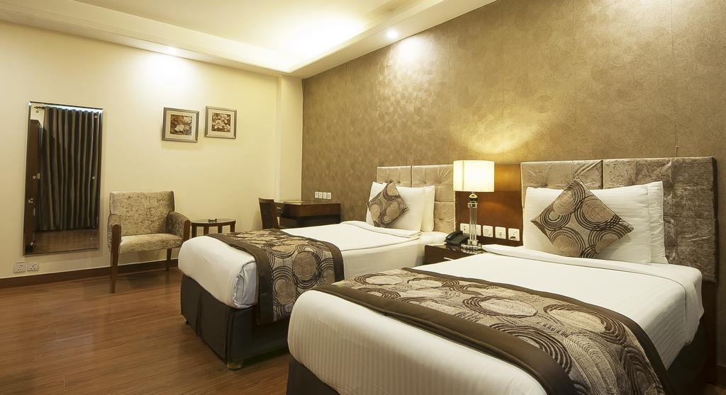 Alpina Hotels & Suites Нью-Дели Экстерьер фото
