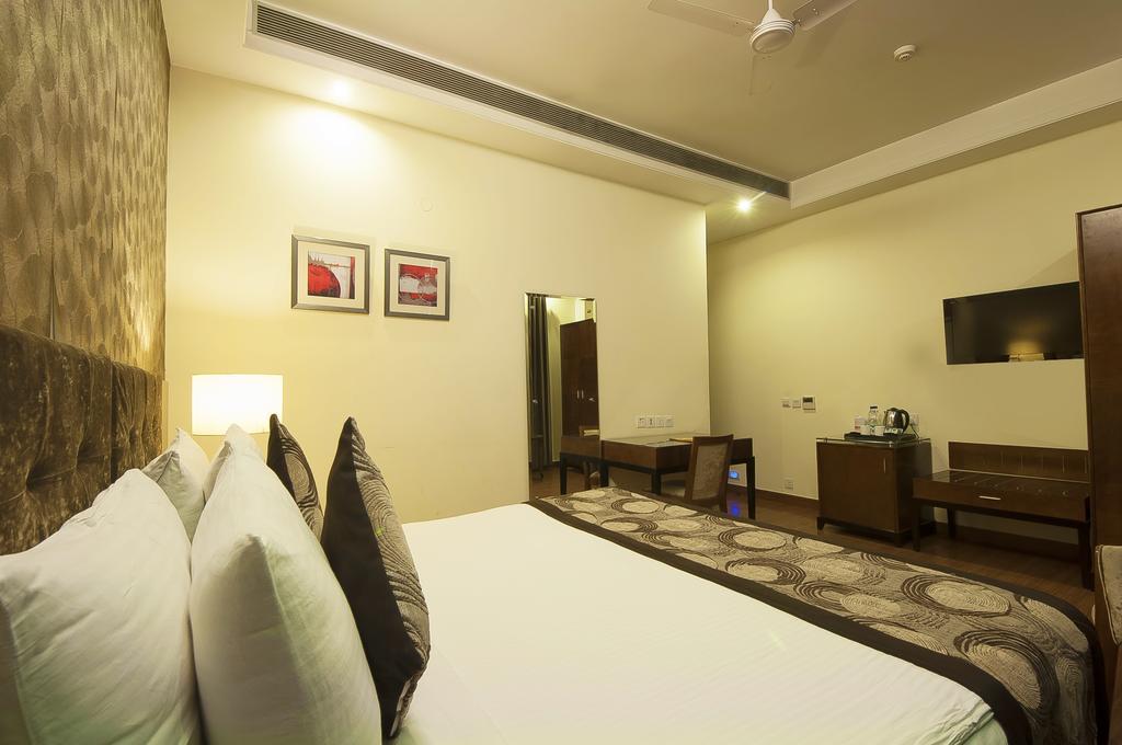 Alpina Hotels & Suites Нью-Дели Экстерьер фото