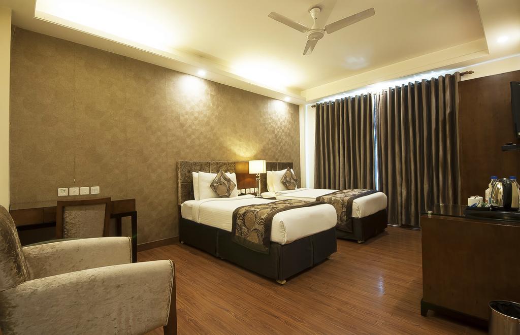 Alpina Hotels & Suites Нью-Дели Экстерьер фото