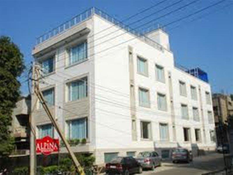 Alpina Hotels & Suites Нью-Дели Экстерьер фото