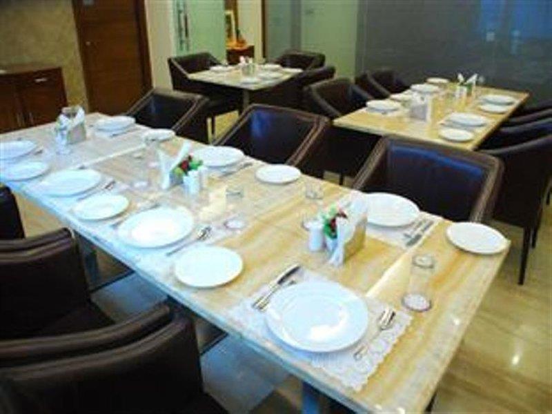 Alpina Hotels & Suites Нью-Дели Экстерьер фото