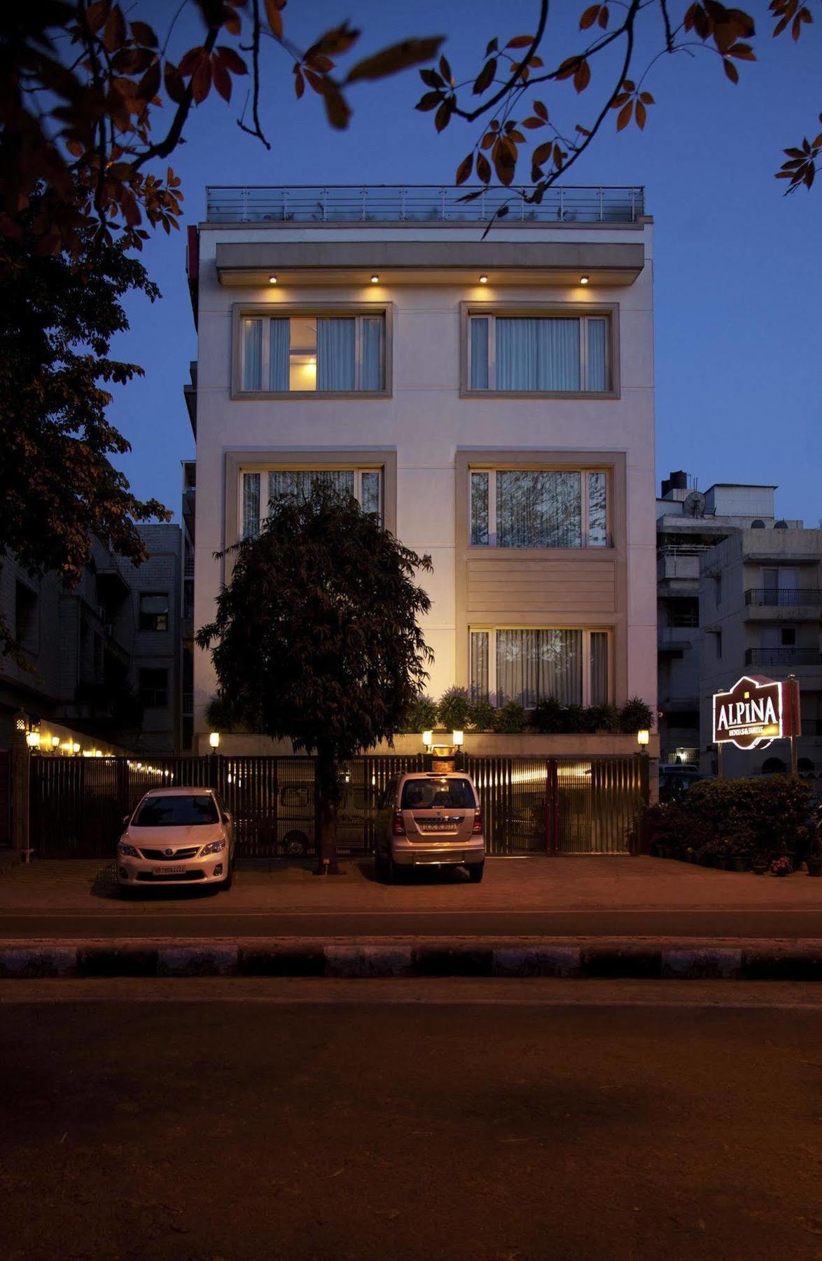 Alpina Hotels & Suites Нью-Дели Экстерьер фото