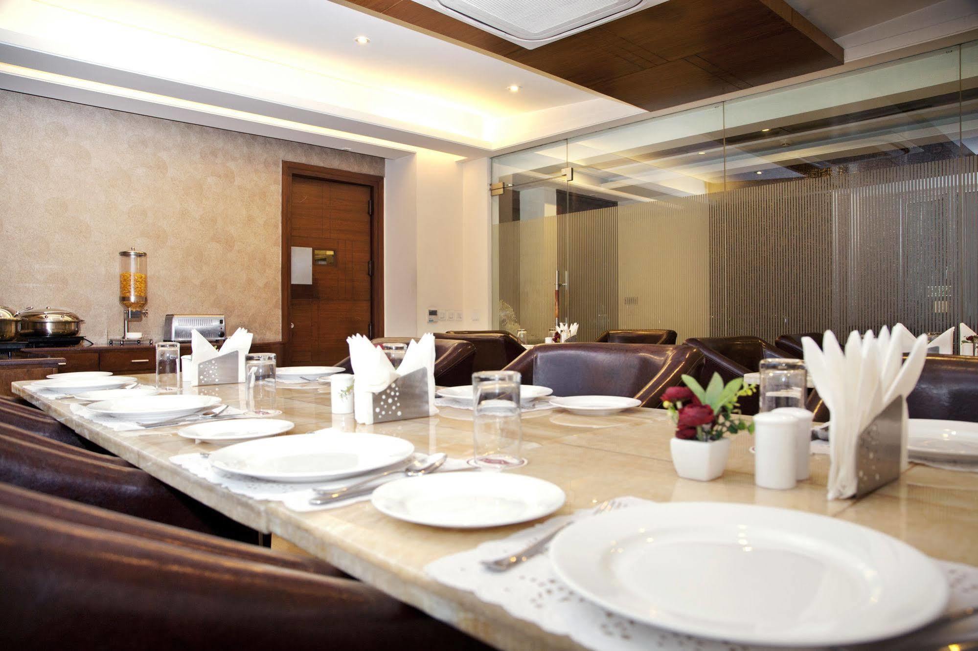 Alpina Hotels & Suites Нью-Дели Экстерьер фото