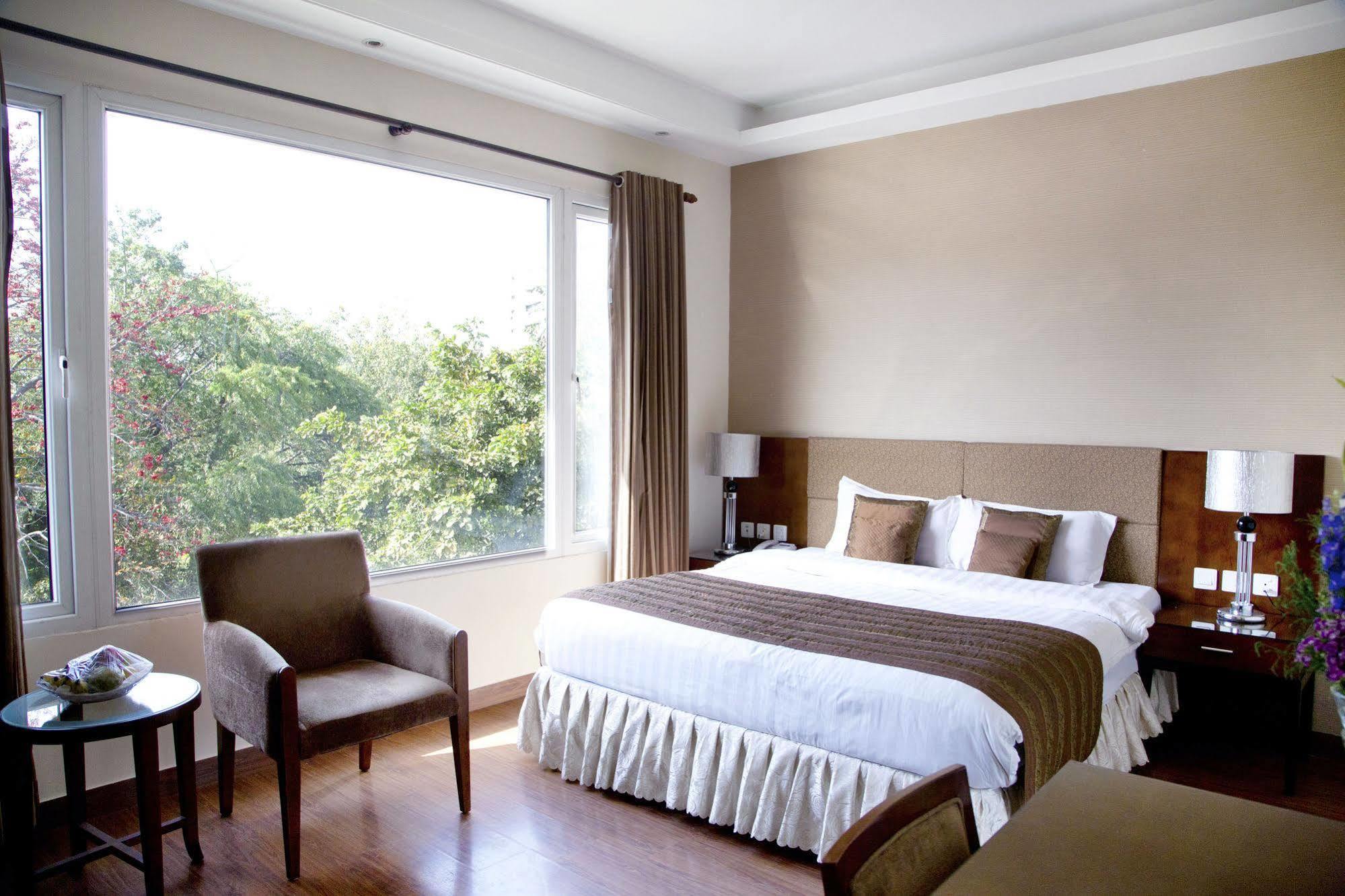 Alpina Hotels & Suites Нью-Дели Экстерьер фото