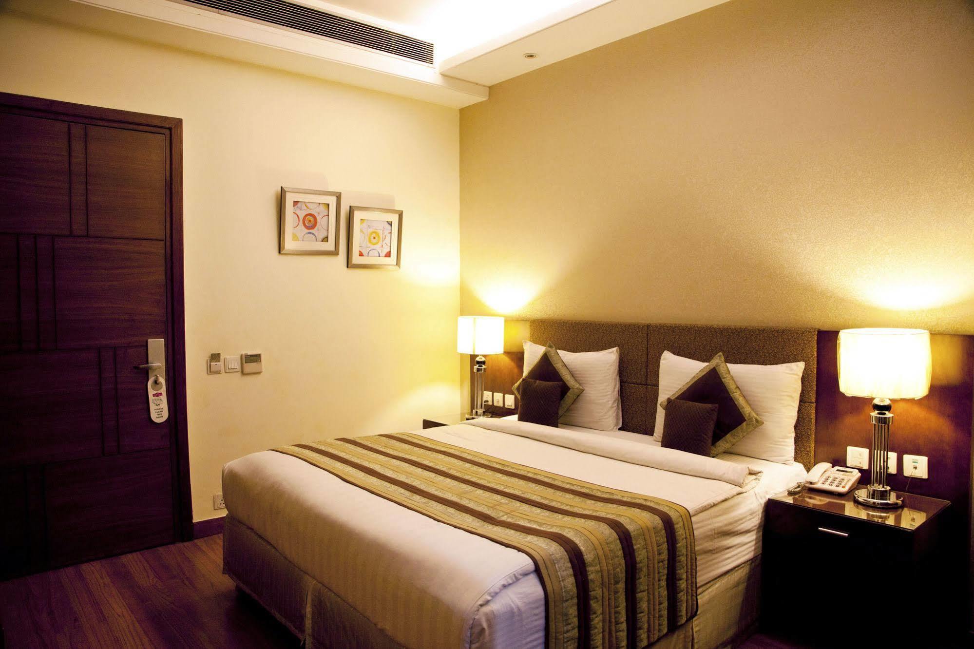 Alpina Hotels & Suites Нью-Дели Экстерьер фото