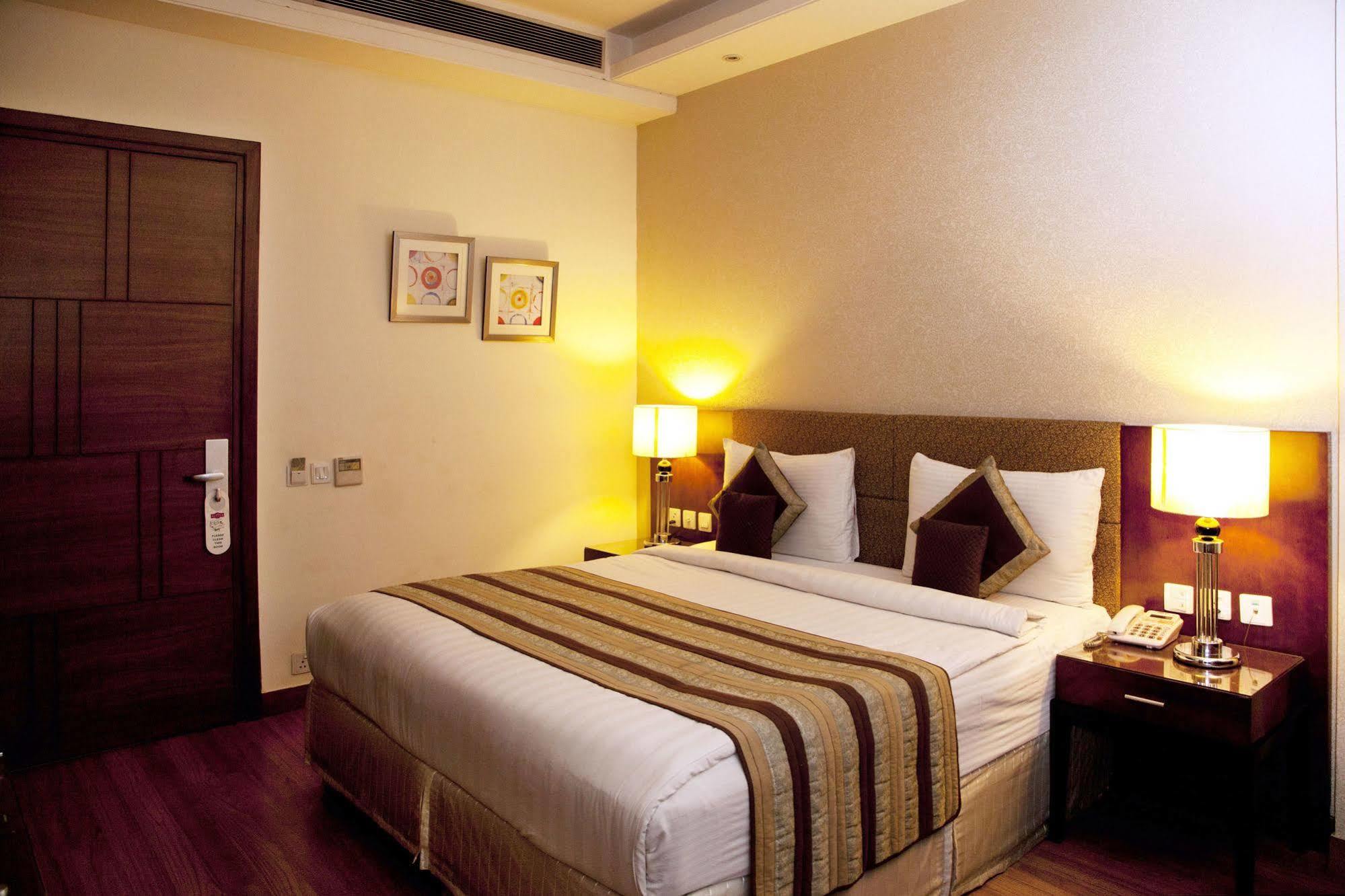 Alpina Hotels & Suites Нью-Дели Экстерьер фото